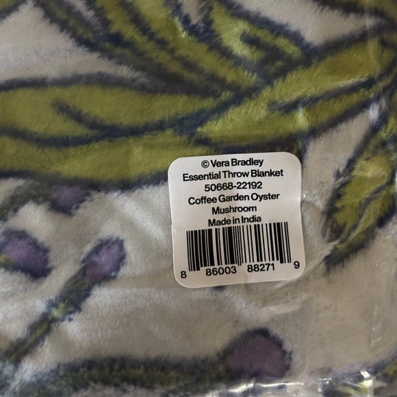 Vera Bradley EssentialThrow Blanket - Picture 4 of 4